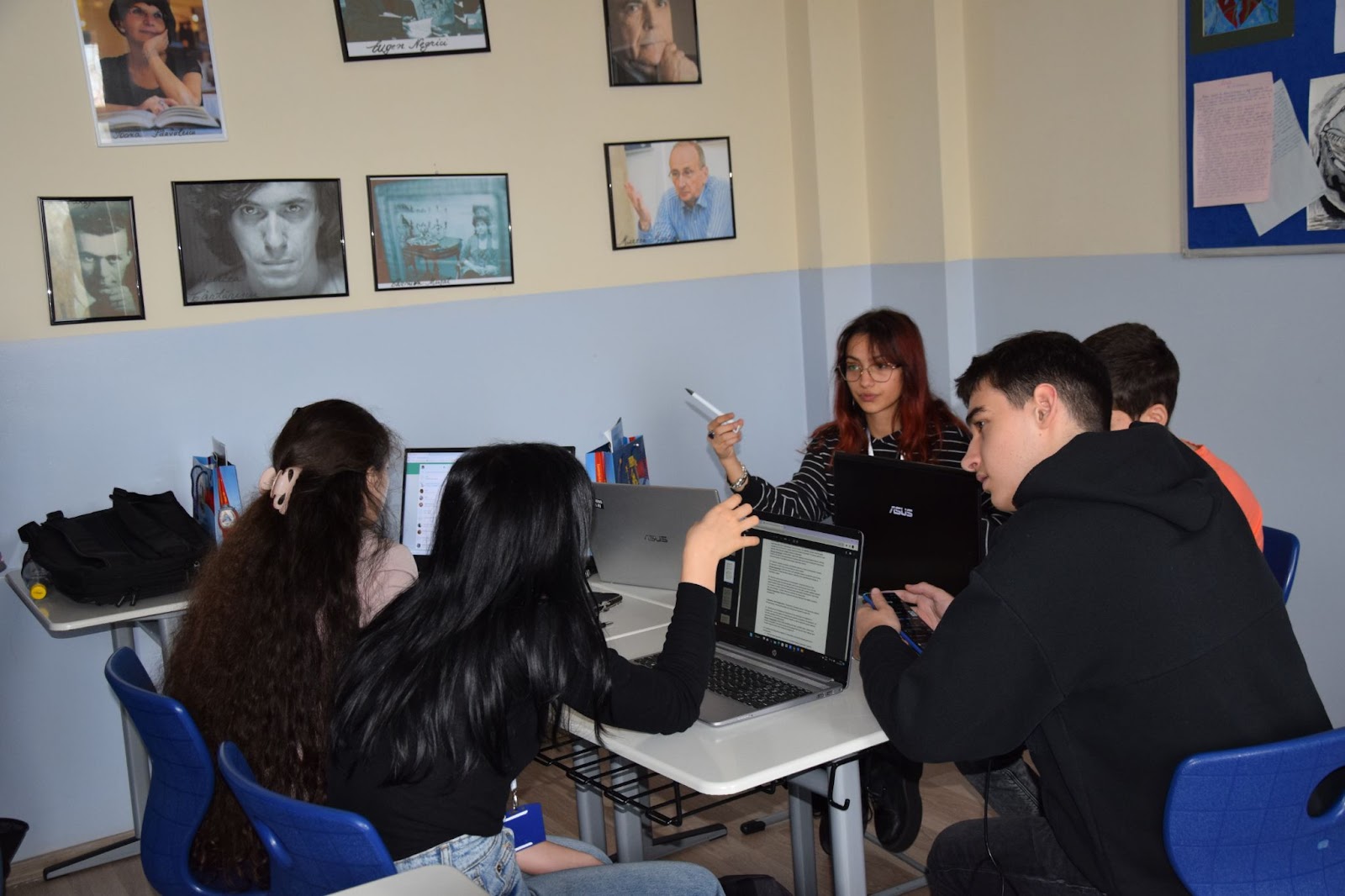 Students working together on laptops at the ROSDC local stage in Bucharest